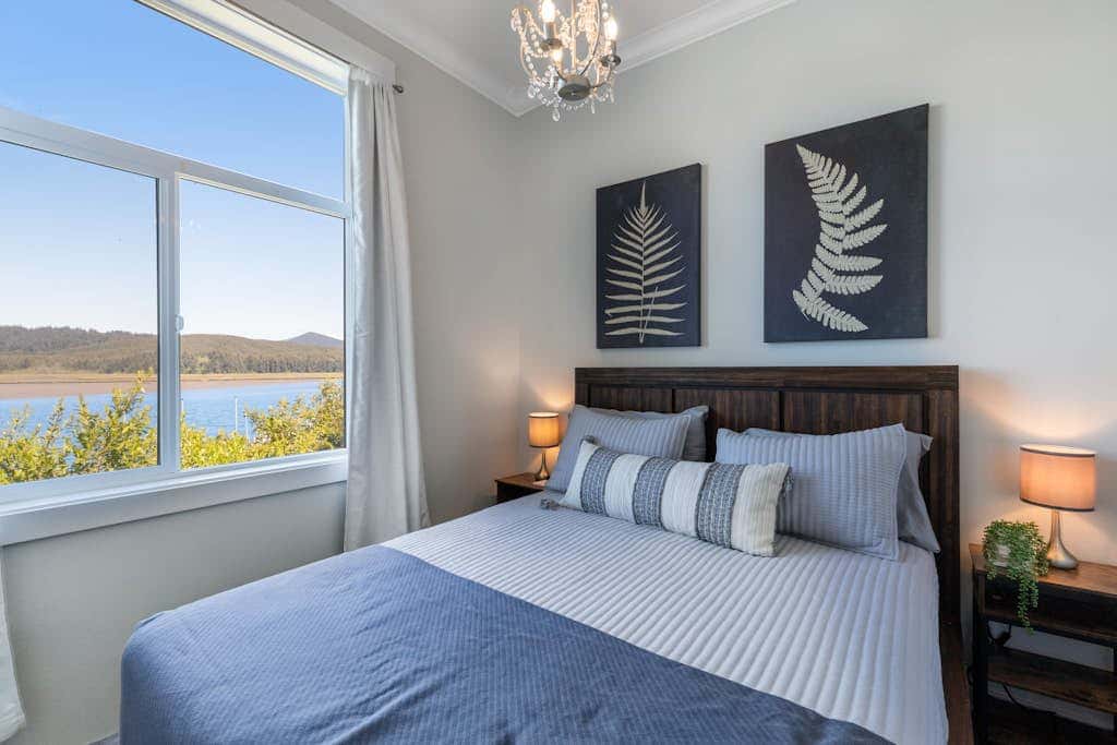 Waterfront home with amazing views & hot tub - public water access 1 mile away