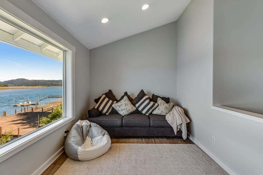 Waterfront home with amazing views & hot tub - public water access 1 mile away
