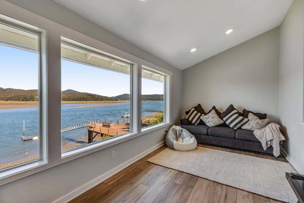 Waterfront home with amazing views & hot tub - public water access 1 mile away