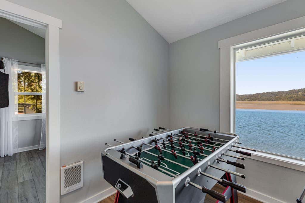 Waterfront home with amazing views & hot tub - public water access 1 mile away