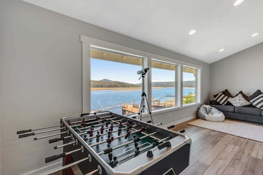 Waterfront home with amazing views & hot tub - public water access 1 mile away