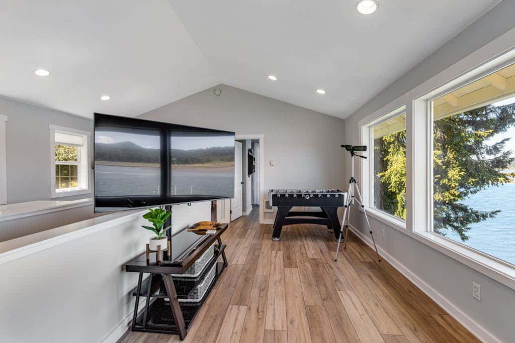 Waterfront home with amazing views & hot tub - public water access 1 mile away