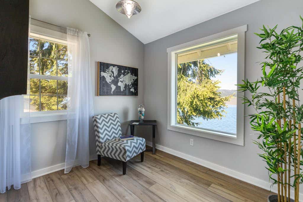 Waterfront home with amazing views & hot tub - public water access 1 mile away