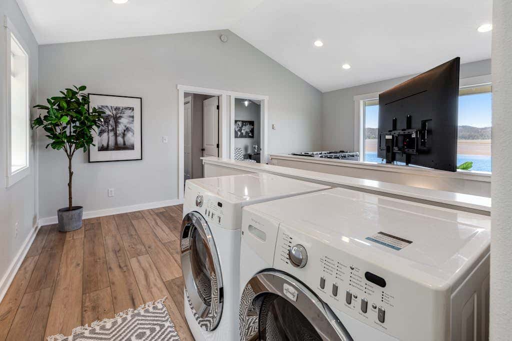 Waterfront home with amazing views & hot tub - public water access 1 mile away