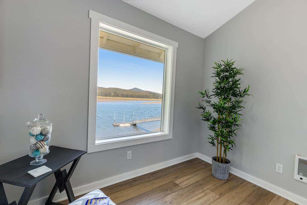 Waterfront home with amazing views & hot tub - public water access 1 mile away