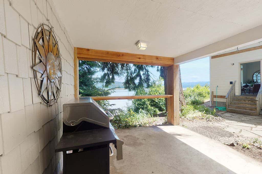 Waterfront home with amazing views & hot tub - public water access 1 mile away