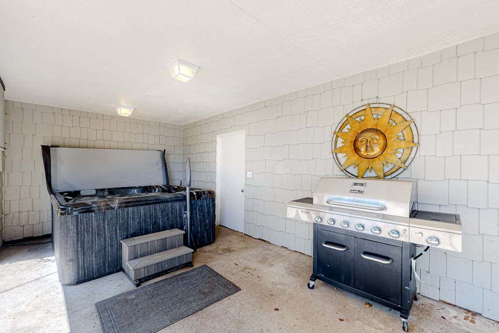 Waterfront home with amazing views & hot tub - public water access 1 mile away
