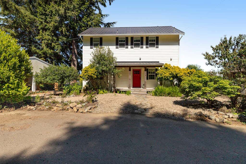 Waterfront home with amazing views & hot tub - public water access 1 mile away