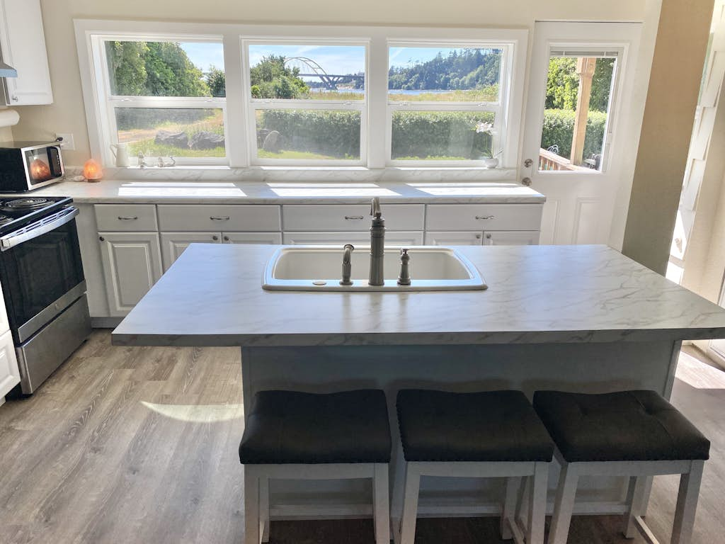 On the Water's Edge - Dog-Friendly, Crabbing, Bridge Views & More