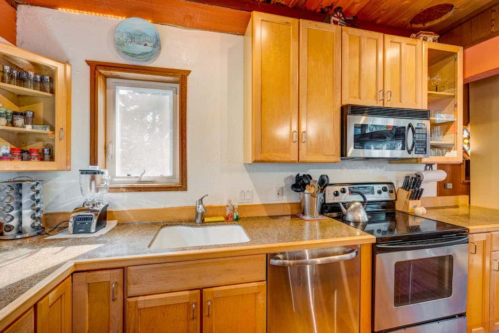 Dog-friendly cabin with private hot tub, fireplace, near skiing & the beach