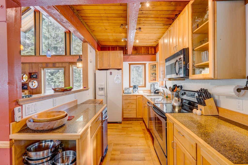 Dog-friendly cabin with private hot tub, fireplace, near skiing & the beach