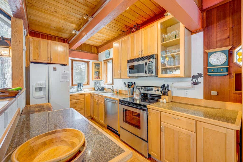 Dog-friendly cabin with private hot tub, fireplace, near skiing & the beach