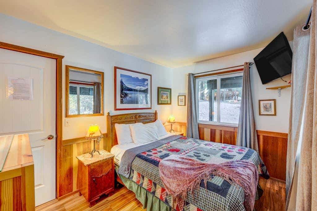 Dog-friendly cabin with private hot tub, fireplace, near skiing & the beach
