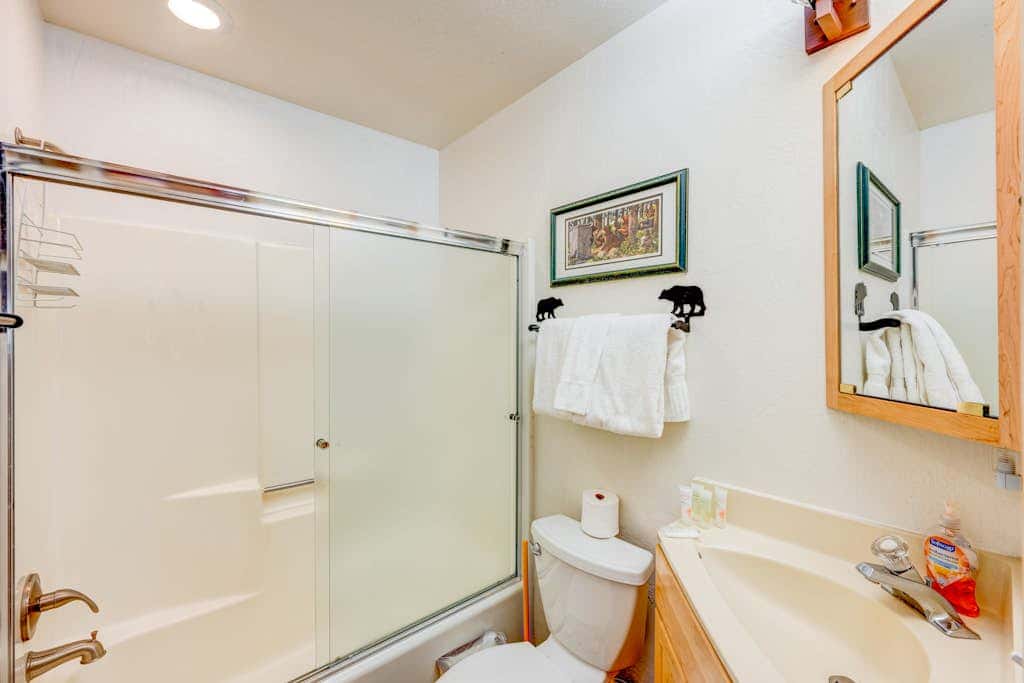 Dog-friendly cabin with private hot tub, fireplace, near skiing & the beach