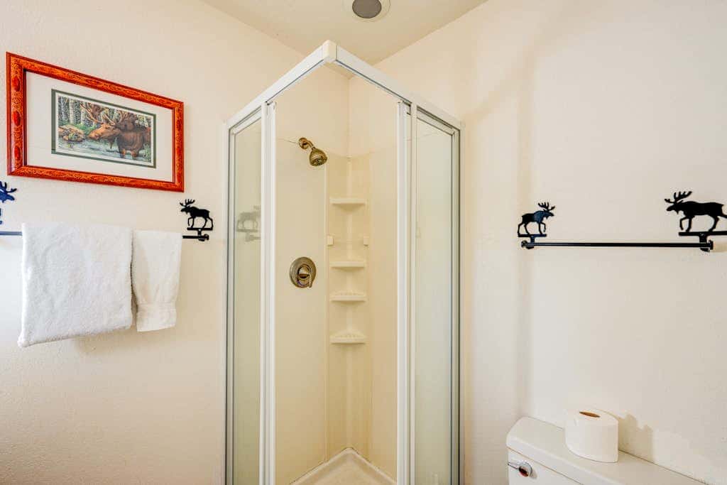 Dog-friendly cabin with private hot tub, fireplace, near skiing & the beach