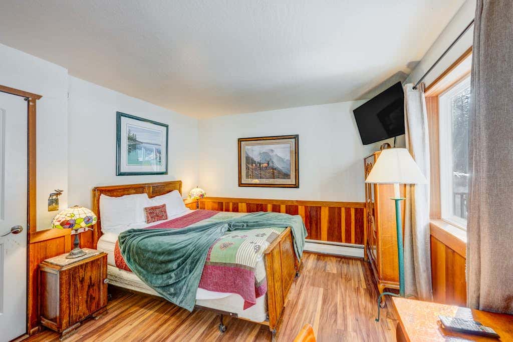 Dog-friendly cabin with private hot tub, fireplace, near skiing & the beach