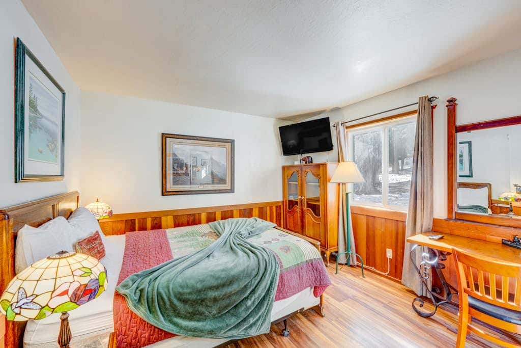 Dog-friendly cabin with private hot tub, fireplace, near skiing & the beach