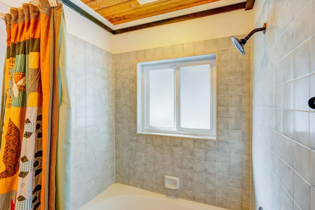 Dog-friendly cabin with private hot tub, fireplace, near skiing & the beach