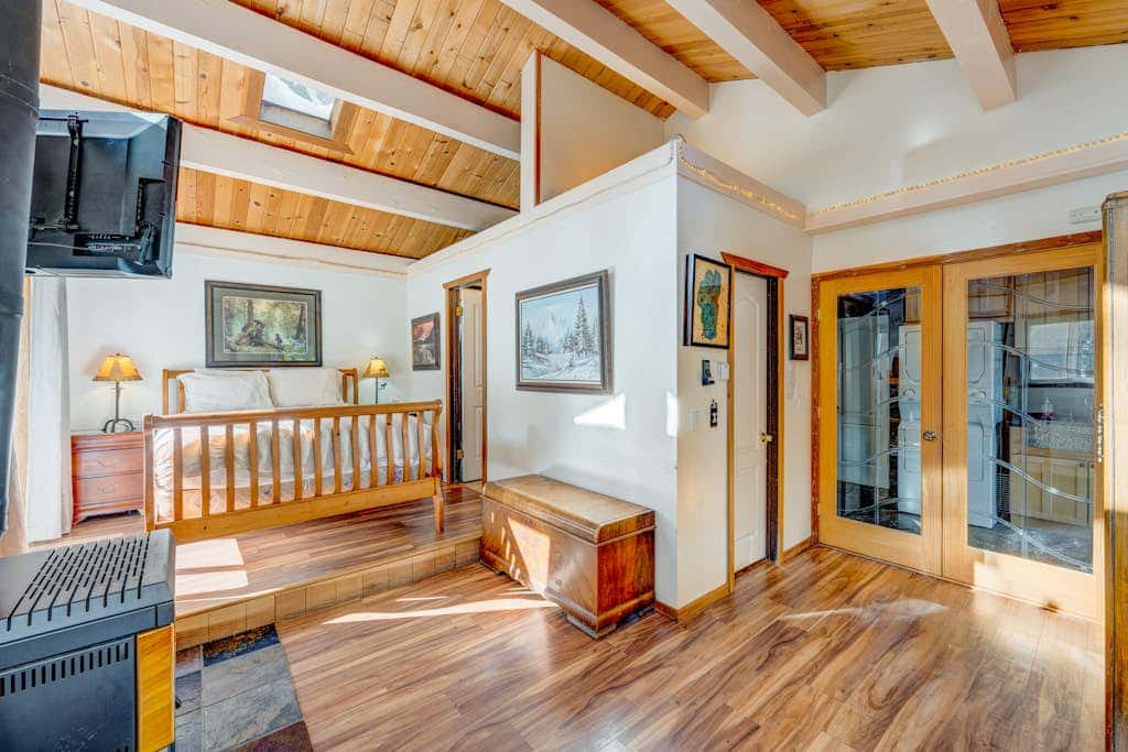 Dog-friendly cabin with private hot tub, fireplace, near skiing & the beach
