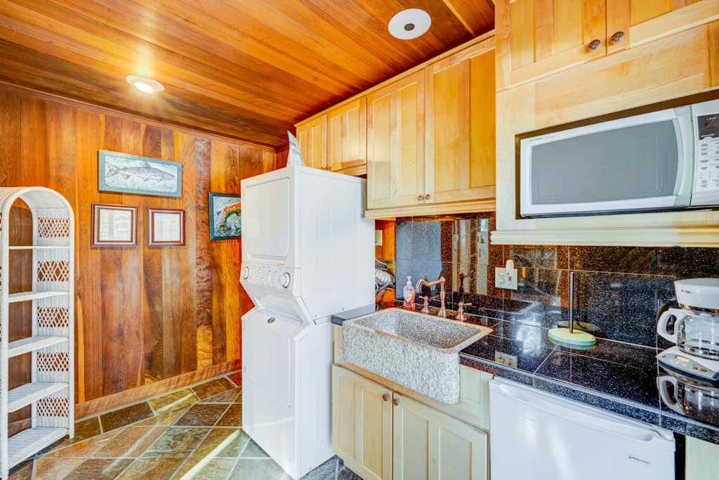 Dog-friendly cabin with private hot tub, fireplace, near skiing & the beach