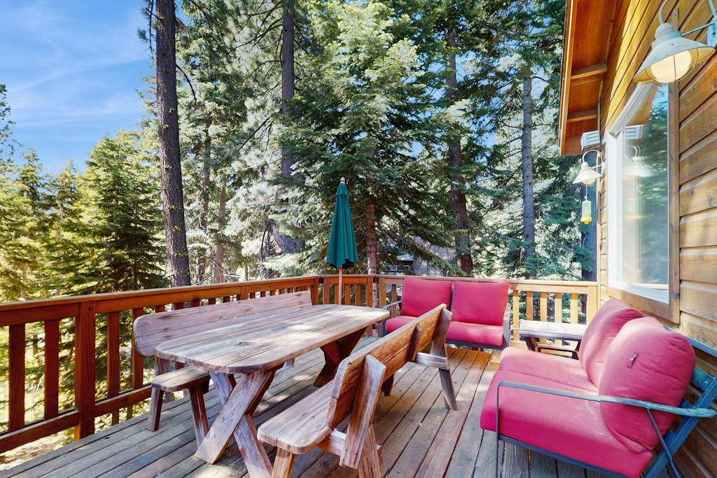 Gorgeous family home surrounded by trees with a furnished deck & BBQ