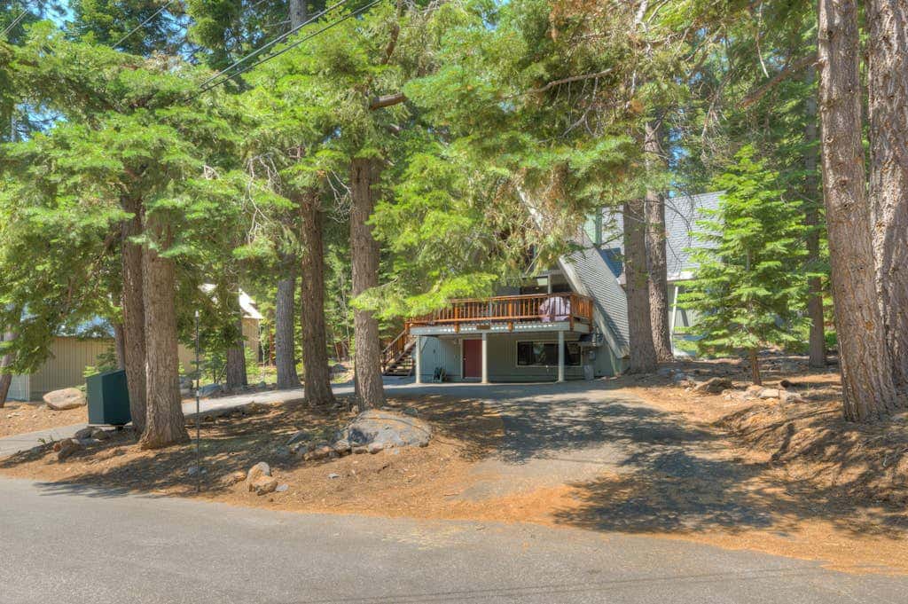 A-frame home with large deck, game room, wood fireplace & near the lake - dogs ok