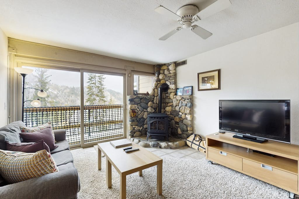 Charming condo with mountain views, less than mile from Alpine Meadows