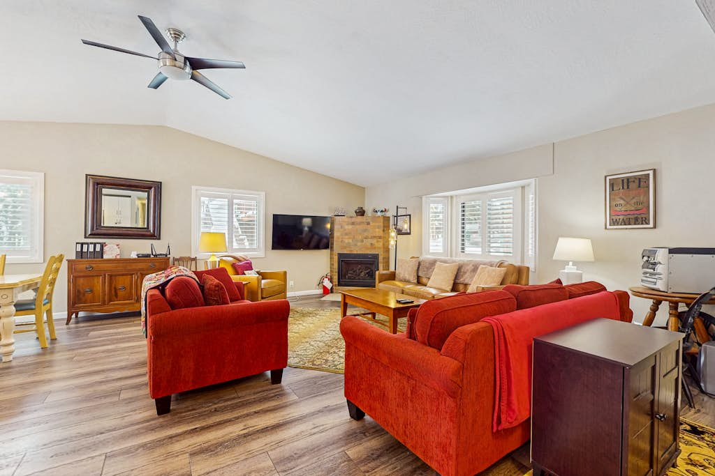 Fully updated home near the lake with full kitchen & free WiFi