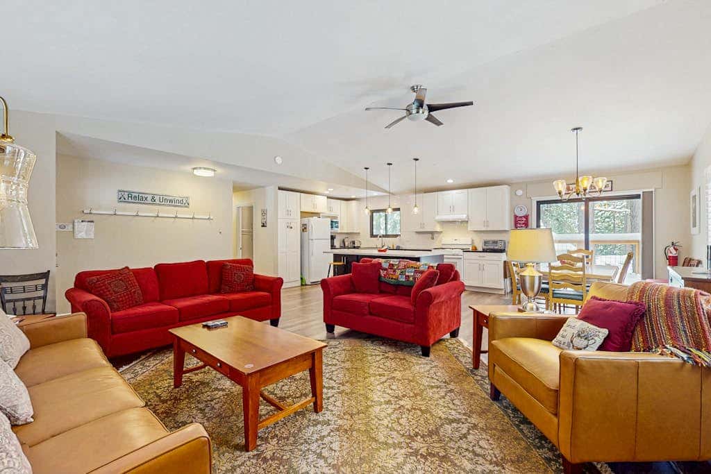 Fully updated home near the lake with full kitchen & free WiFi