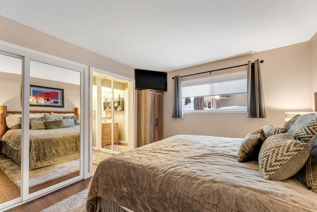 Dog-friendly mountain getaway near skiing & lake with water views & private balcony