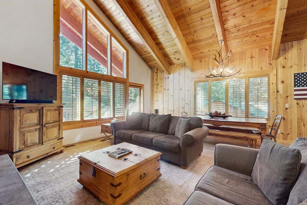 Cozy family cabin, pet friendly, a block from the water, close to ski, wifi