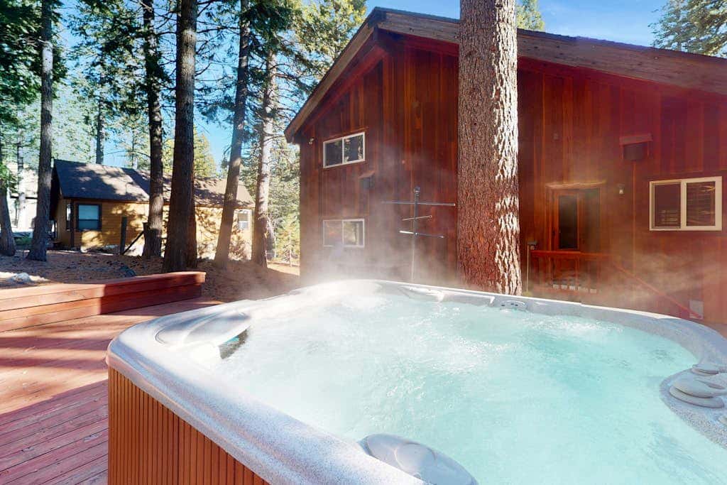 Cozy family cabin, pet friendly, a block from the water, close to ski, wifi