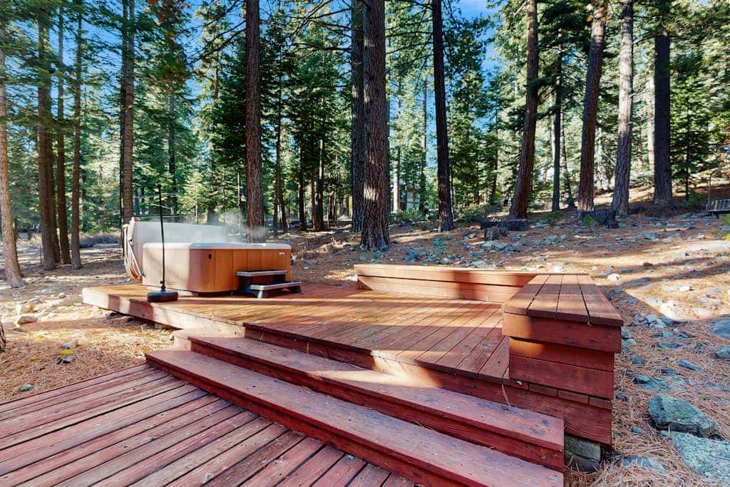 Cozy family cabin, pet friendly, a block from the water, close to ski, wifi