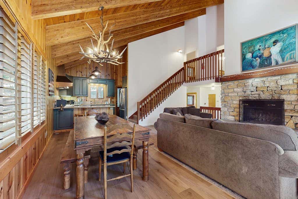 Cozy family cabin, pet friendly, a block from the water, close to ski, wifi