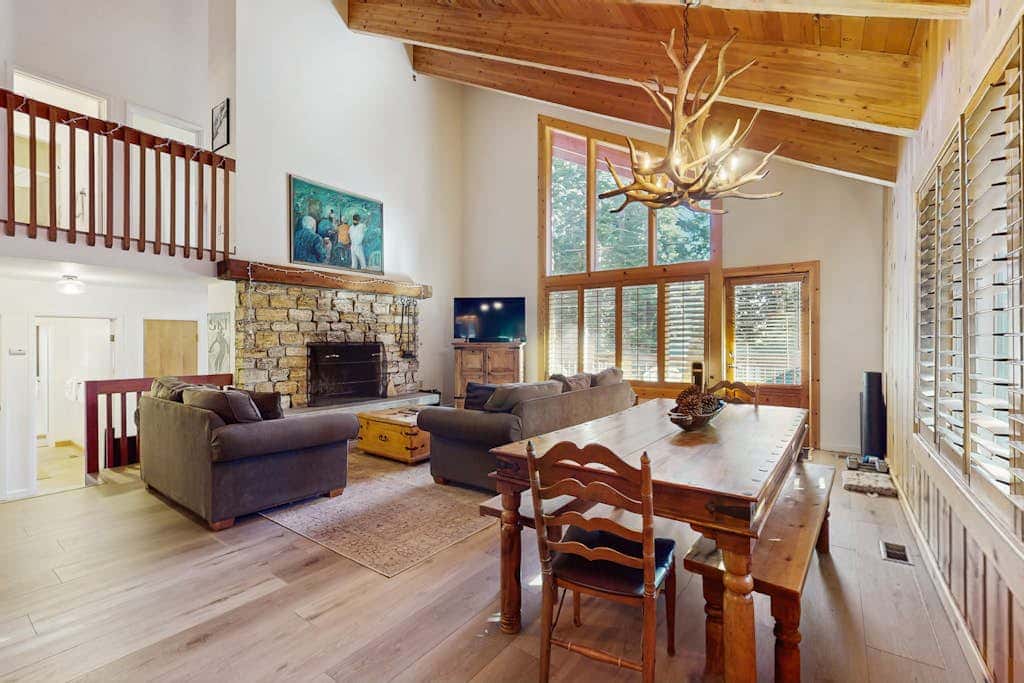 Cozy family cabin, pet friendly, a block from the water, close to ski, wifi