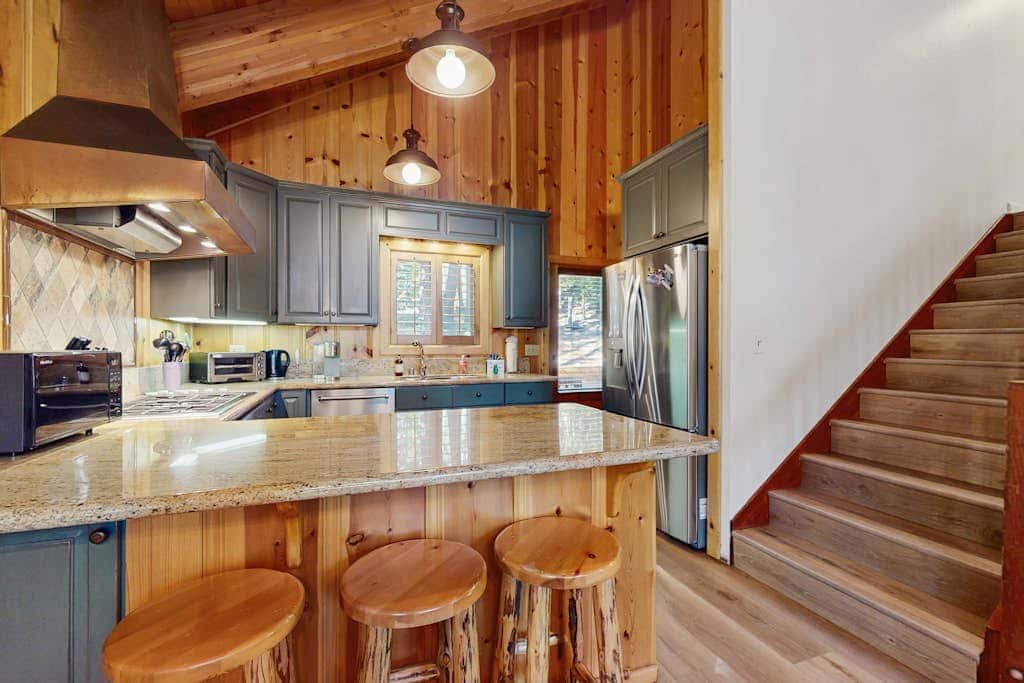 Cozy family cabin, pet friendly, a block from the water, close to ski, wifi