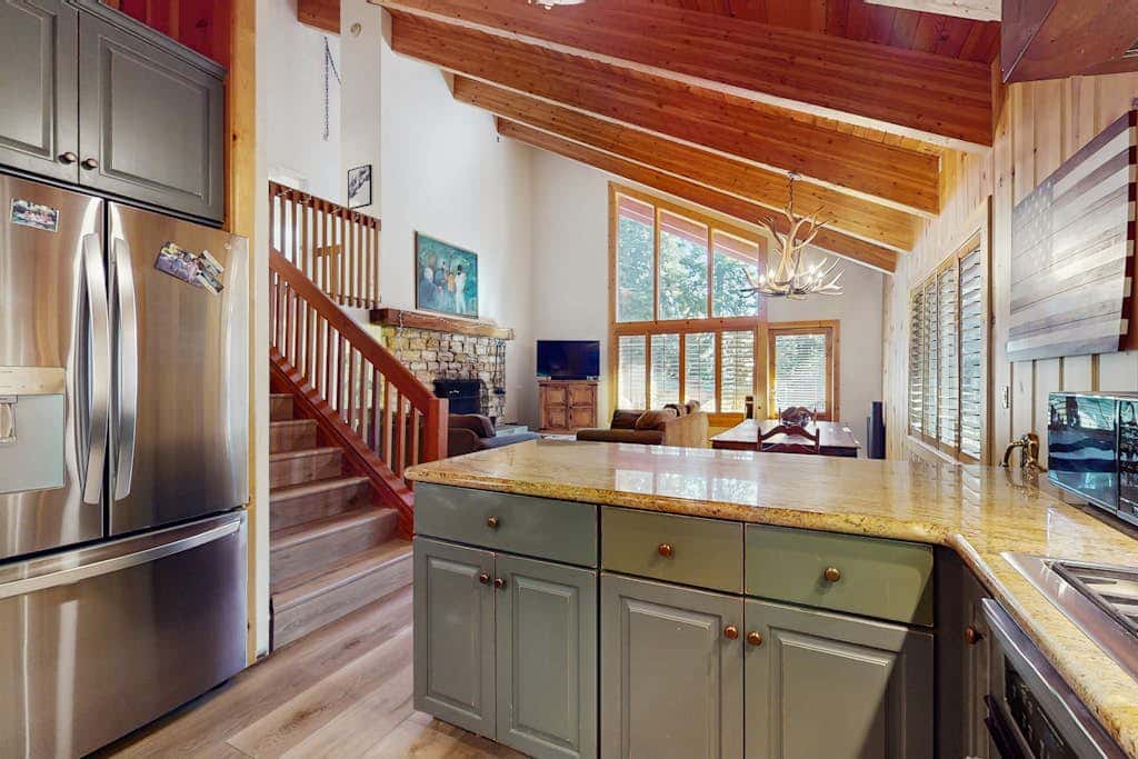 Cozy family cabin, pet friendly, a block from the water, close to ski, wifi
