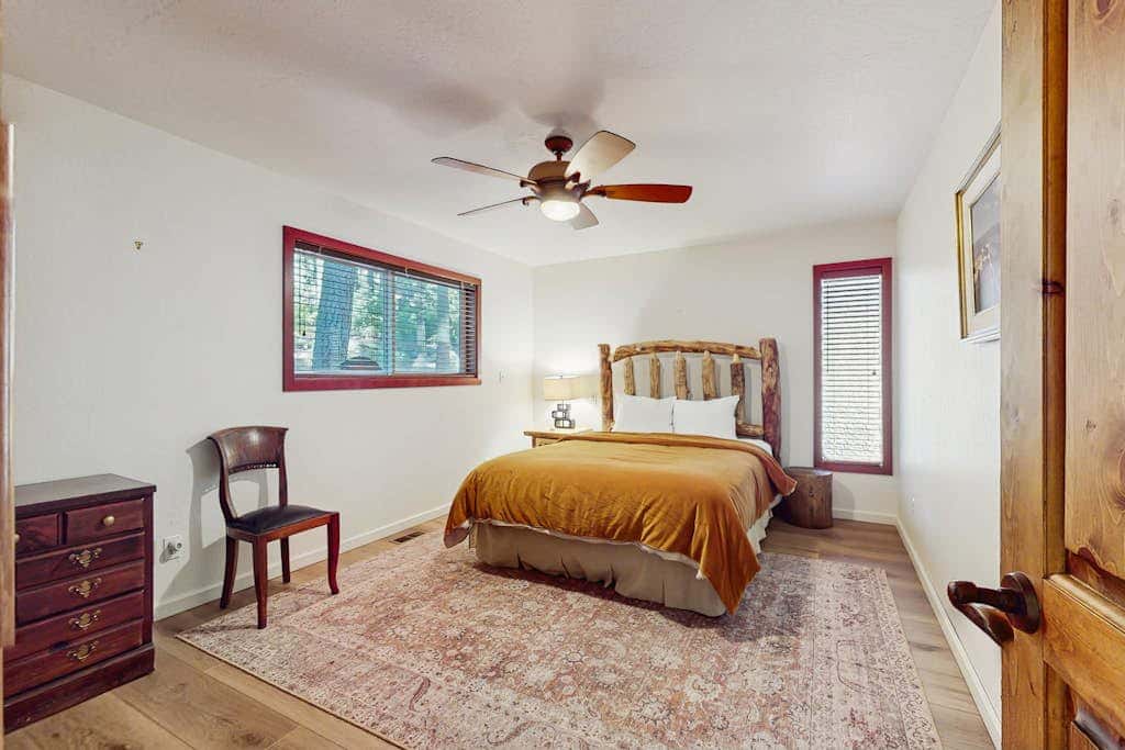 Cozy family cabin, pet friendly, a block from the water, close to ski, wifi