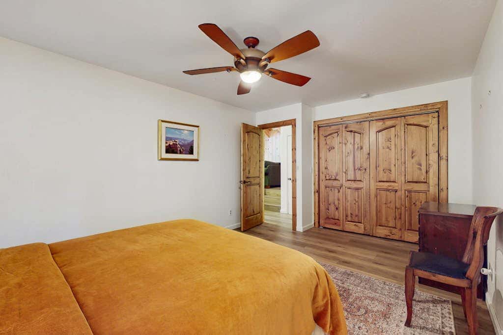 Cozy family cabin, pet friendly, a block from the water, close to ski, wifi