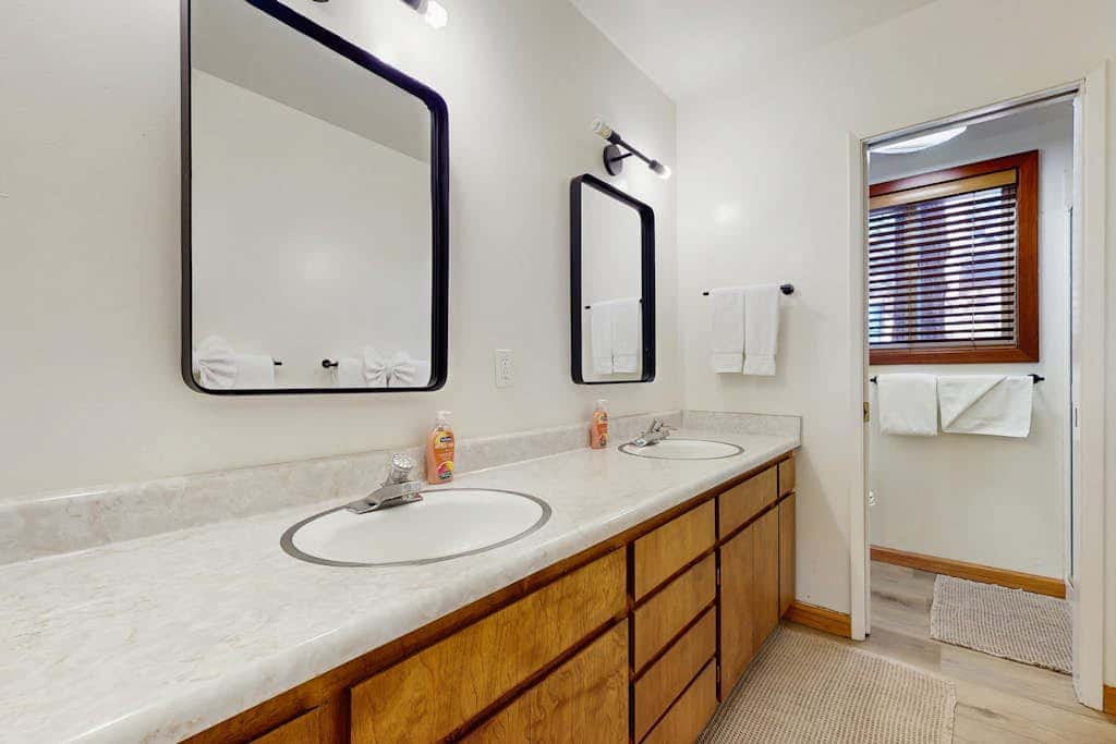 Cozy family cabin, pet friendly, a block from the water, close to ski, wifi