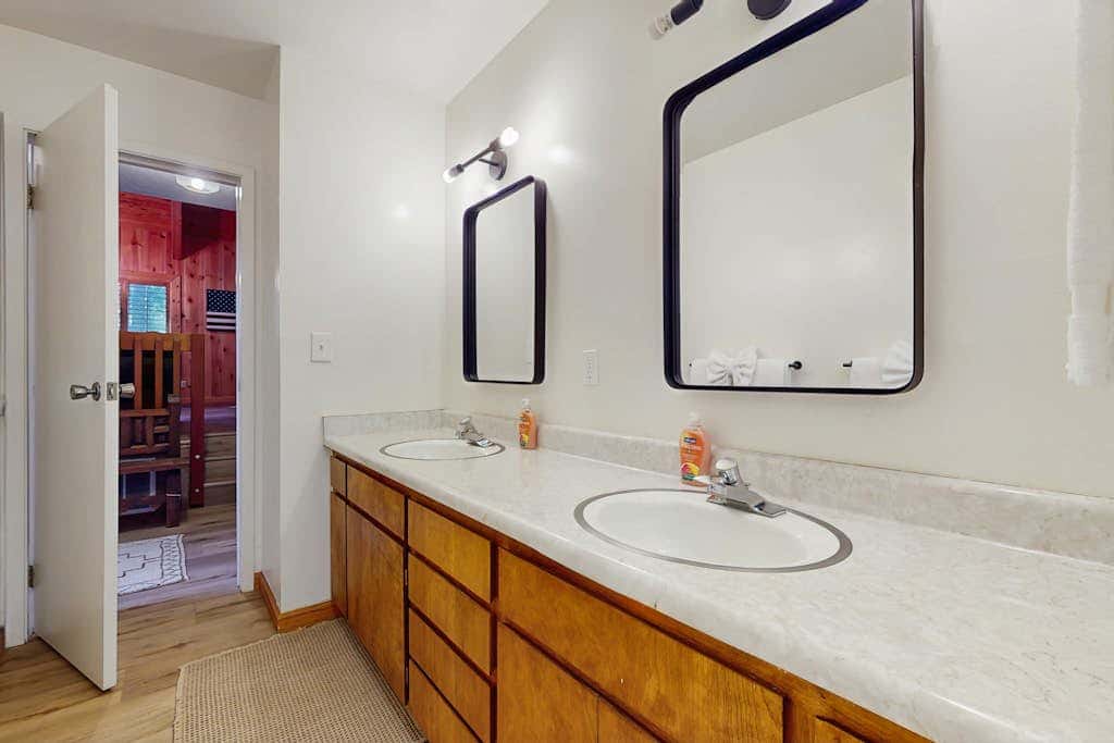 Cozy family cabin, pet friendly, a block from the water, close to ski, wifi