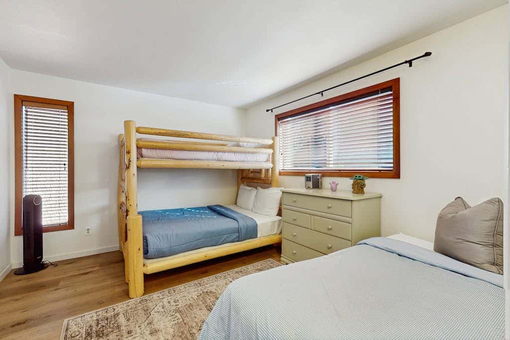 Cozy family cabin, pet friendly, a block from the water, close to ski, wifi