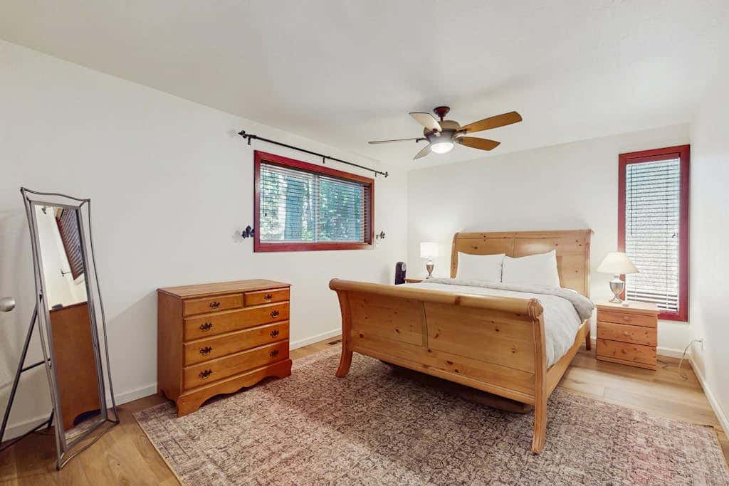 Cozy family cabin, pet friendly, a block from the water, close to ski, wifi