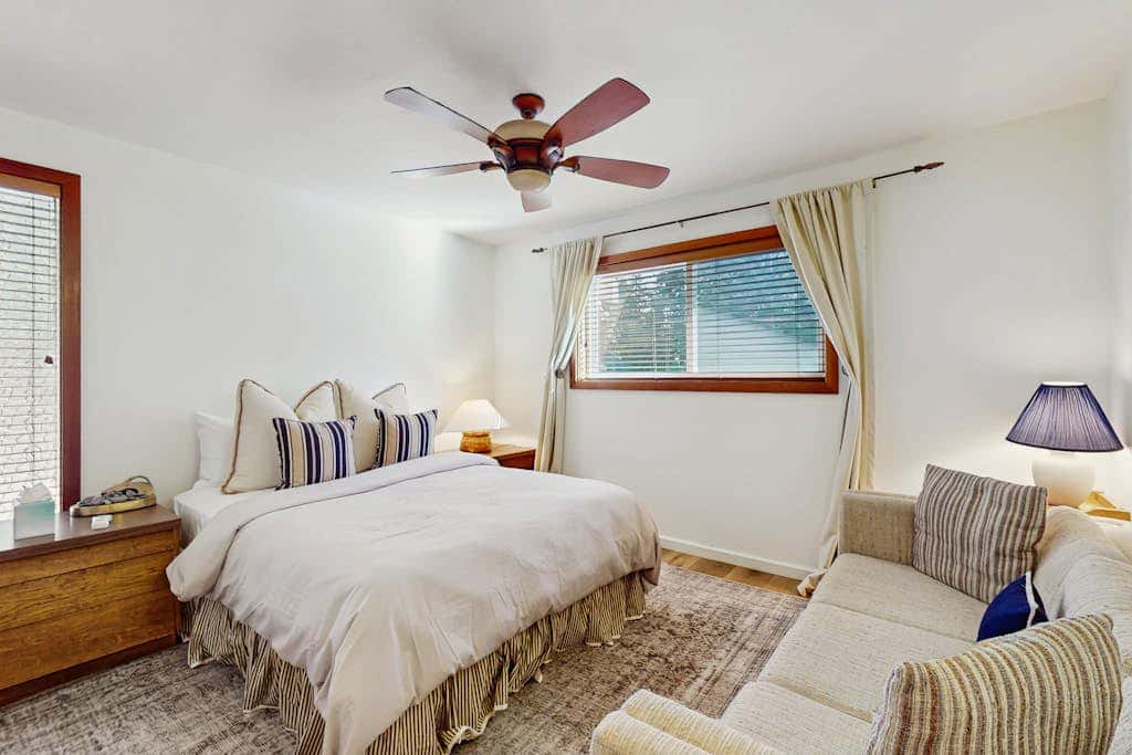 Cozy family cabin, pet friendly, a block from the water, close to ski, wifi