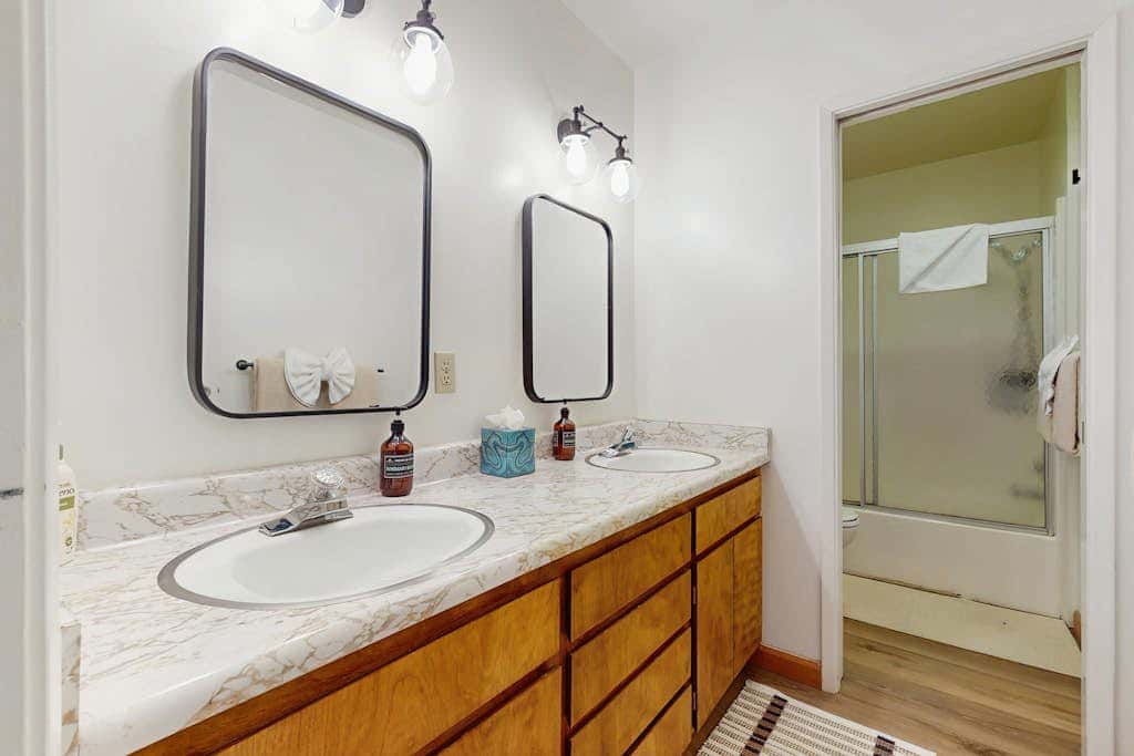 Cozy family cabin, pet friendly, a block from the water, close to ski, wifi