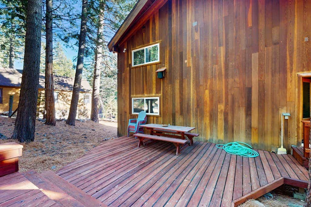 Cozy family cabin, pet friendly, a block from the water, close to ski, wifi