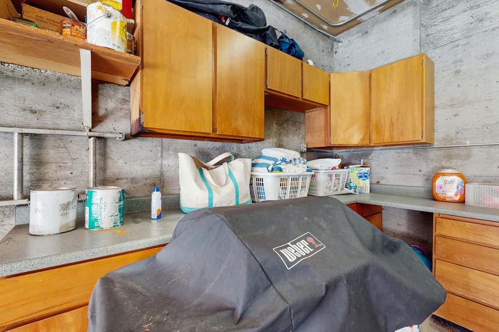 Cozy family cabin, pet friendly, a block from the water, close to ski, wifi