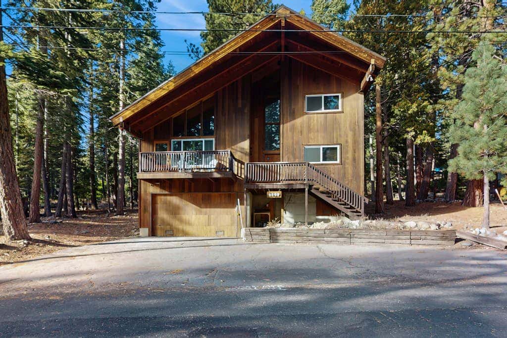 Cozy family cabin, pet friendly, a block from the water, close to ski, wifi