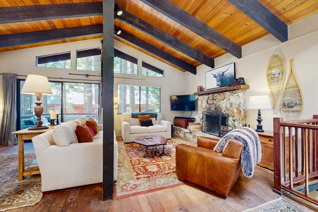 Rustic, comfy, dog-friendly cabin in the pines - walk to homeowners lake & beach
