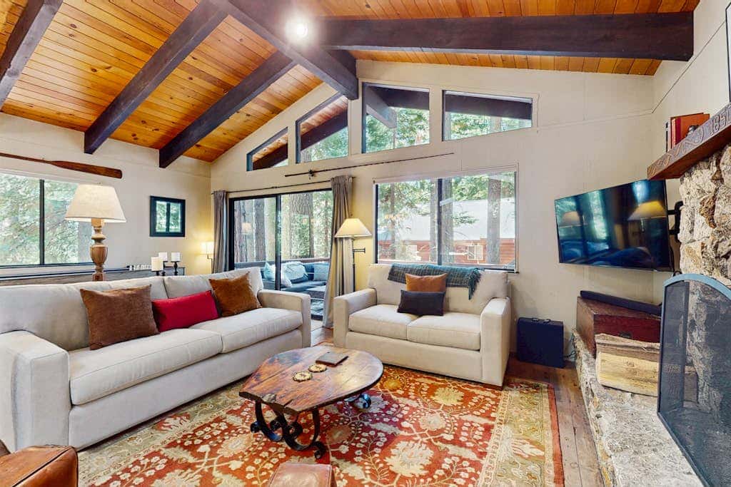 Rustic, comfy, dog-friendly cabin in the pines - walk to homeowners lake & beach